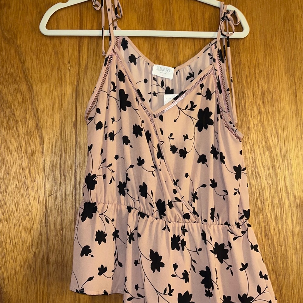 Cute cross front, tie top strappy peplum top for summer! Very lightweight. Large